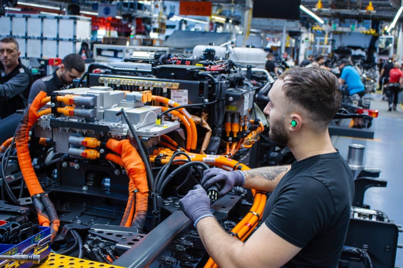 Daimler truck mercedes benz eactros e lkw electric truck produktion production min