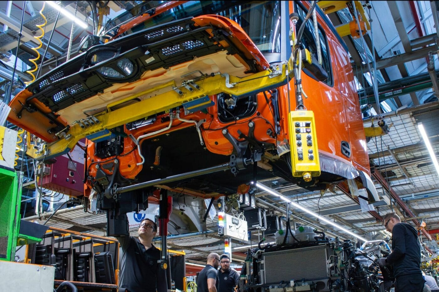 Daimler truck mercedes benz eactros e lkw electric truck produktion production min