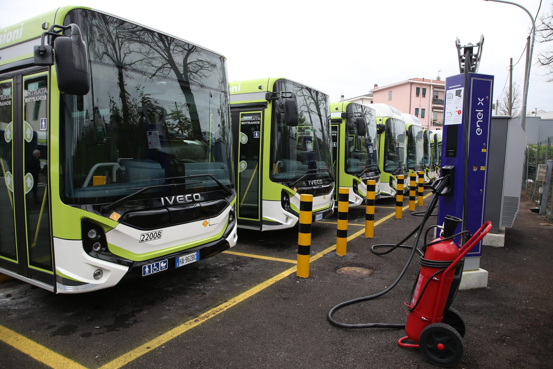 Norditalien-Iveco-liefert-19-weitere-E-Busse-nach-Rovigo