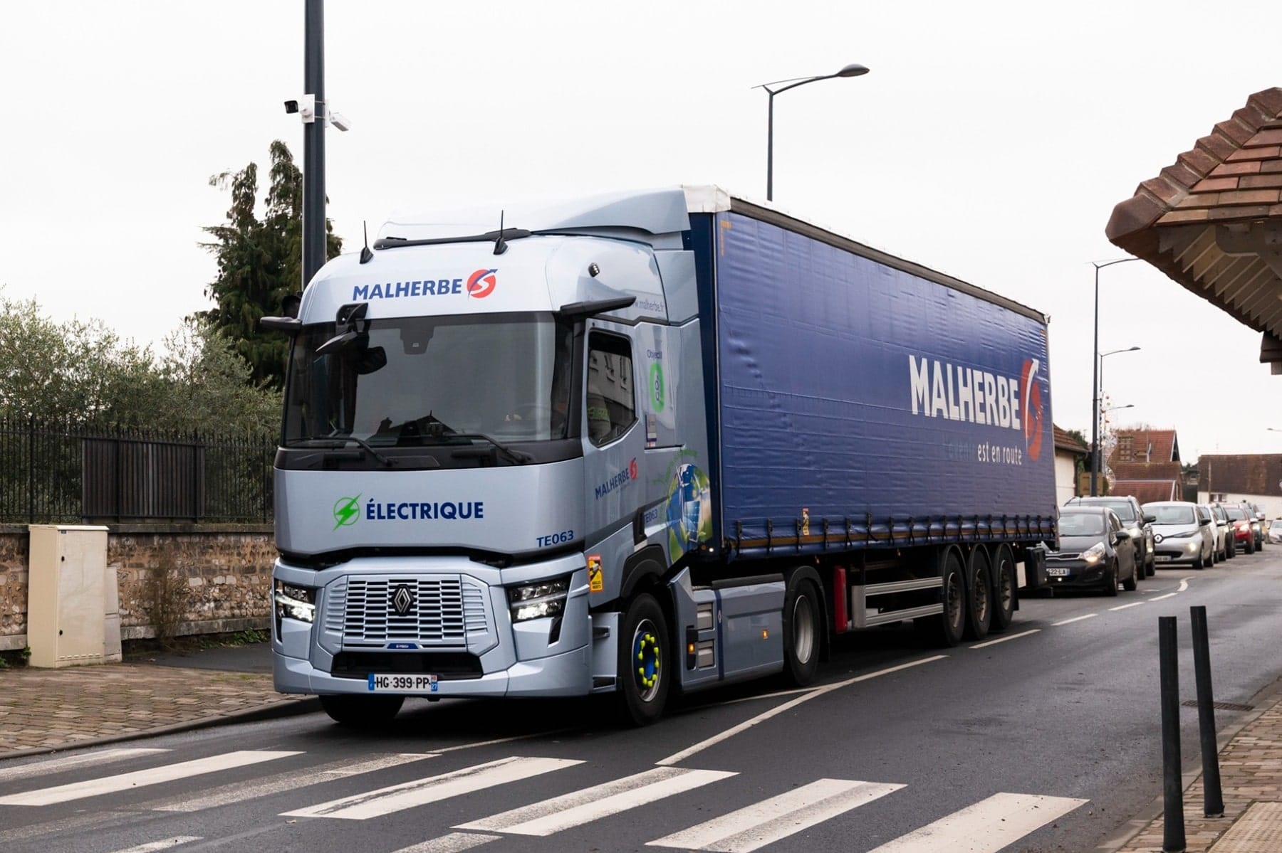 Renault-Trucks-elektrifiziert-internen-Logistikkorridor-mit-22-E-Lkw