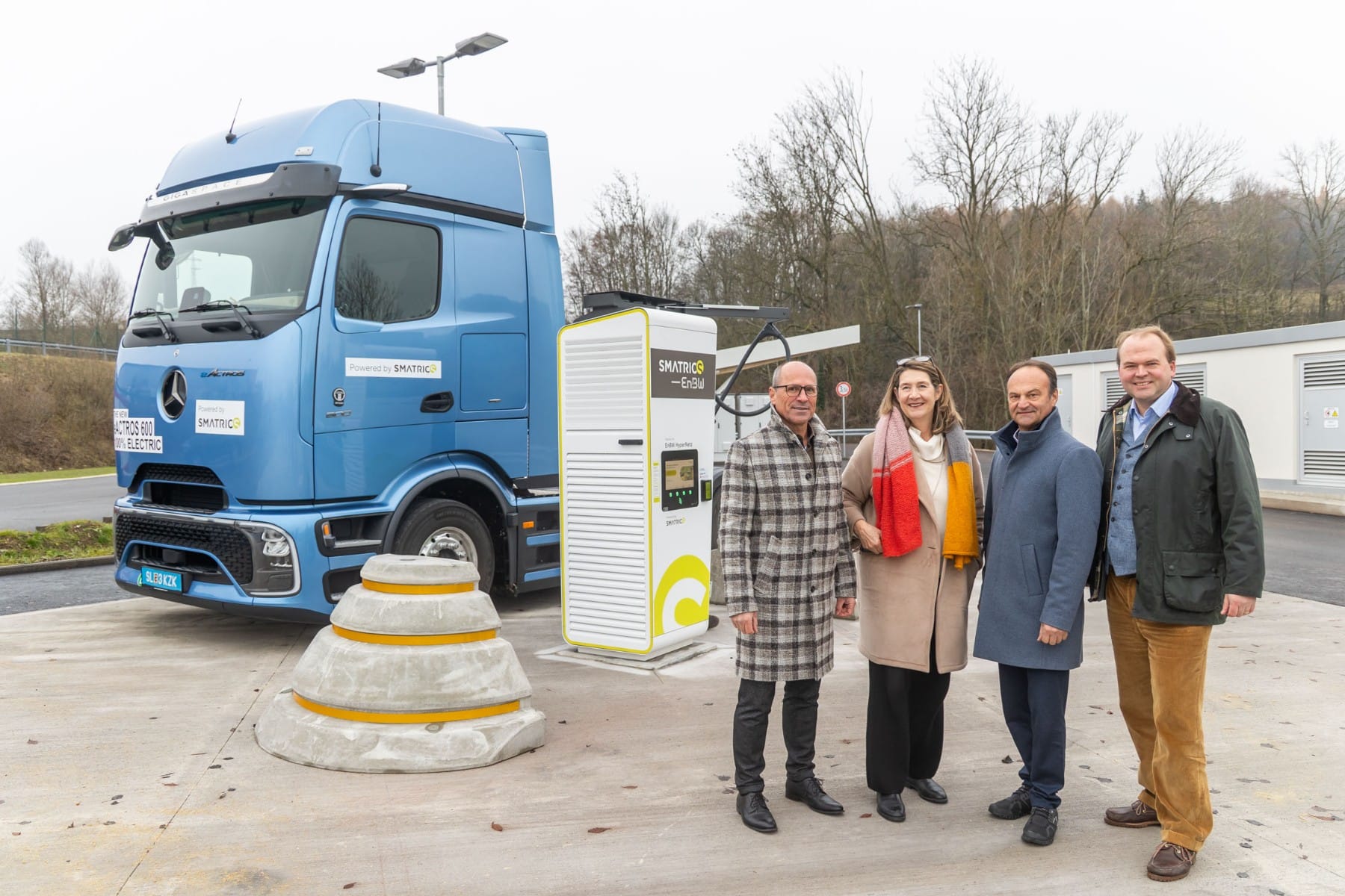 Smatrics-EnBW-er-ffnet-Ladepark-f-r-E-Autos-und-E-Lkw