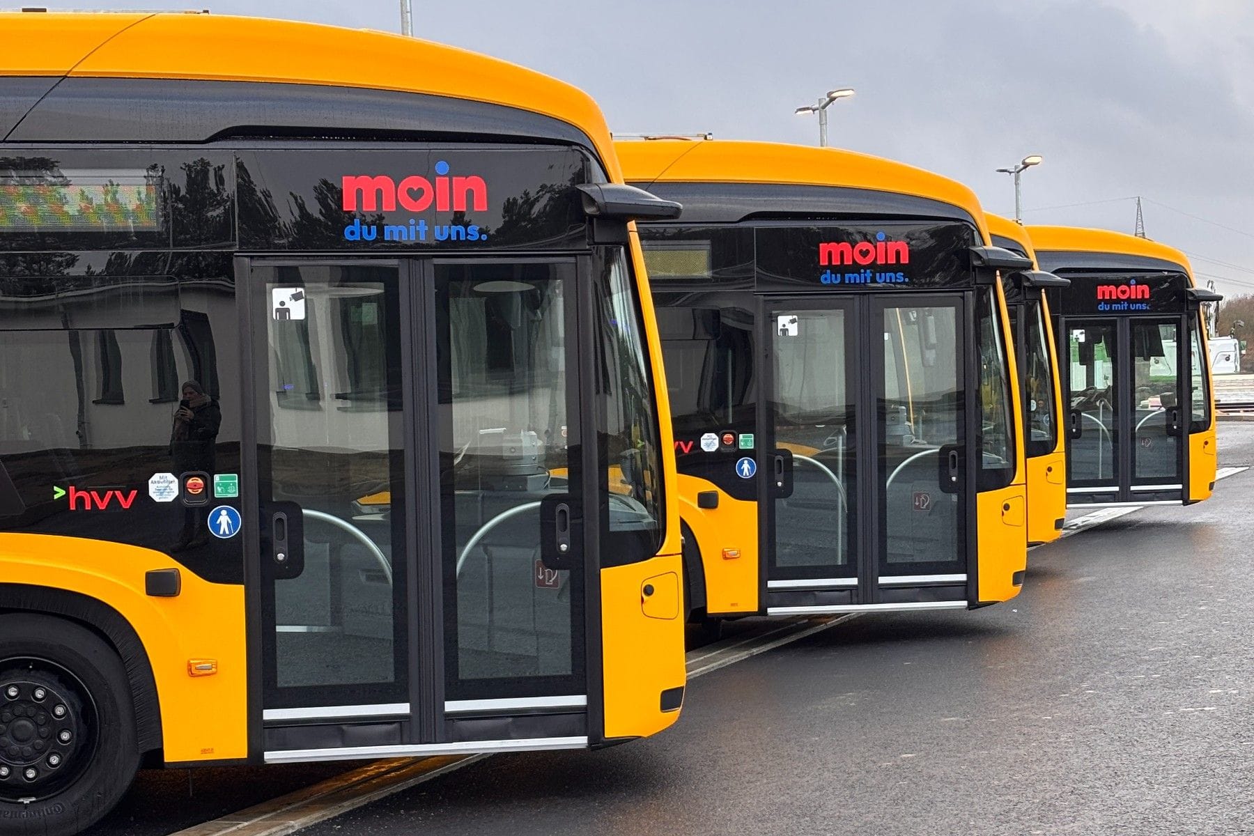 L-neburg-Erste-H-lfte-der-E-Bus-Flotte-von-MOIN-im-Einsatz