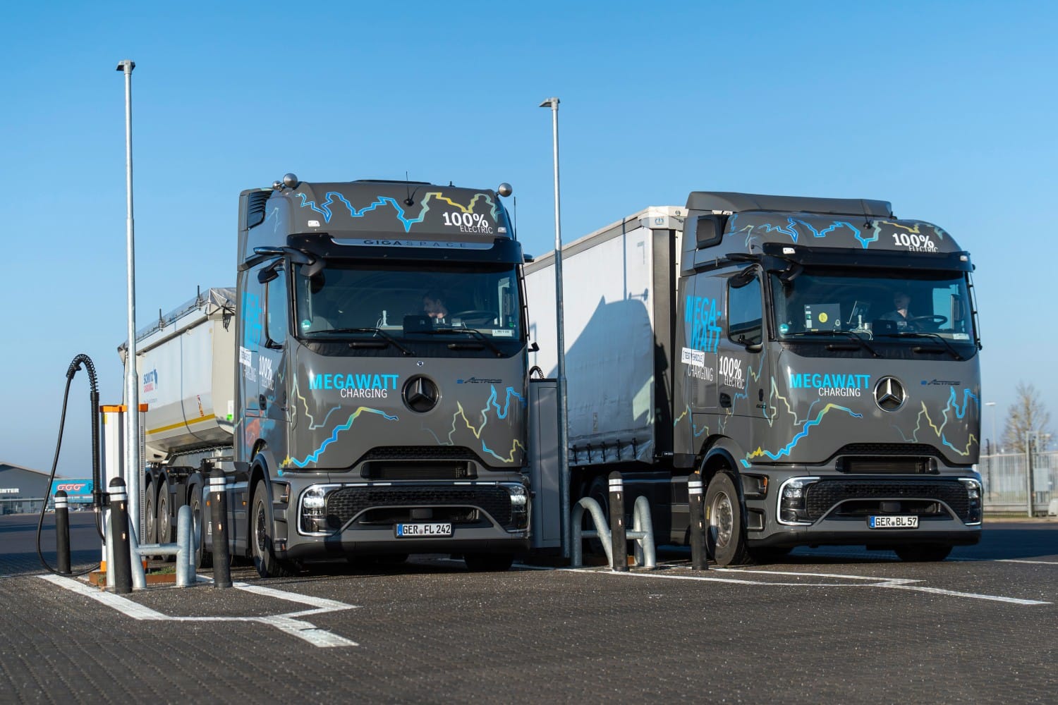 Mercedes-Lkw-erproben-Megawattladen-auf-Tour-nach-Schweden