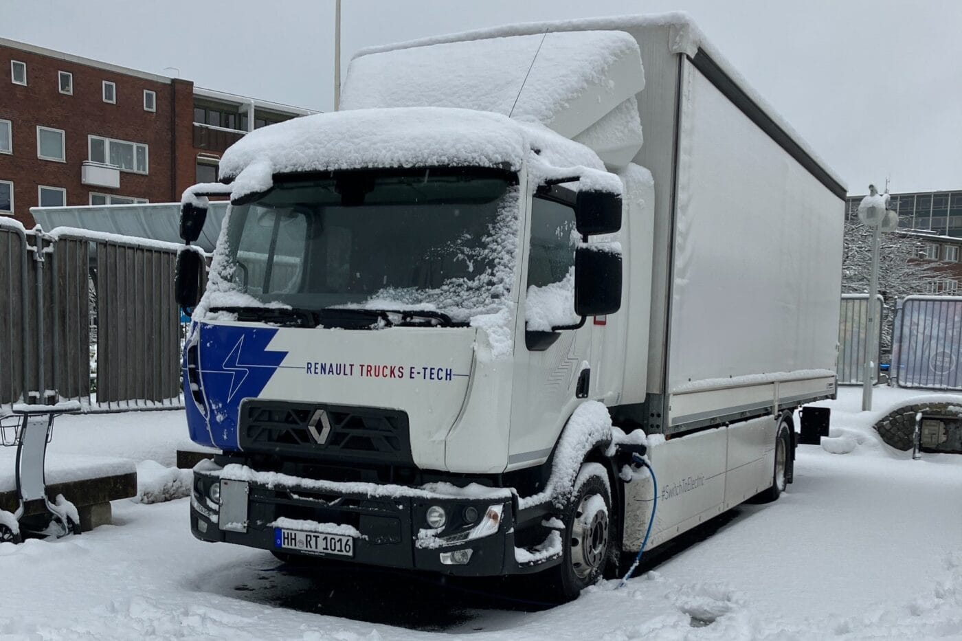 Renault trucks e lkw electric truck schnee snow winter min