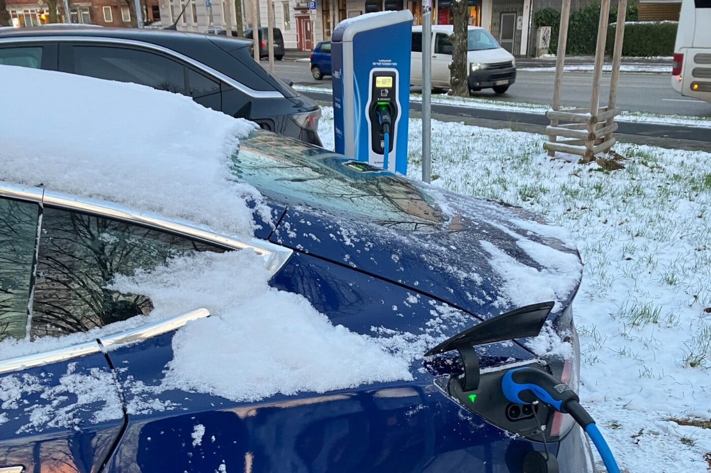 Tesla model ladestation charging station schnee snow winter min
