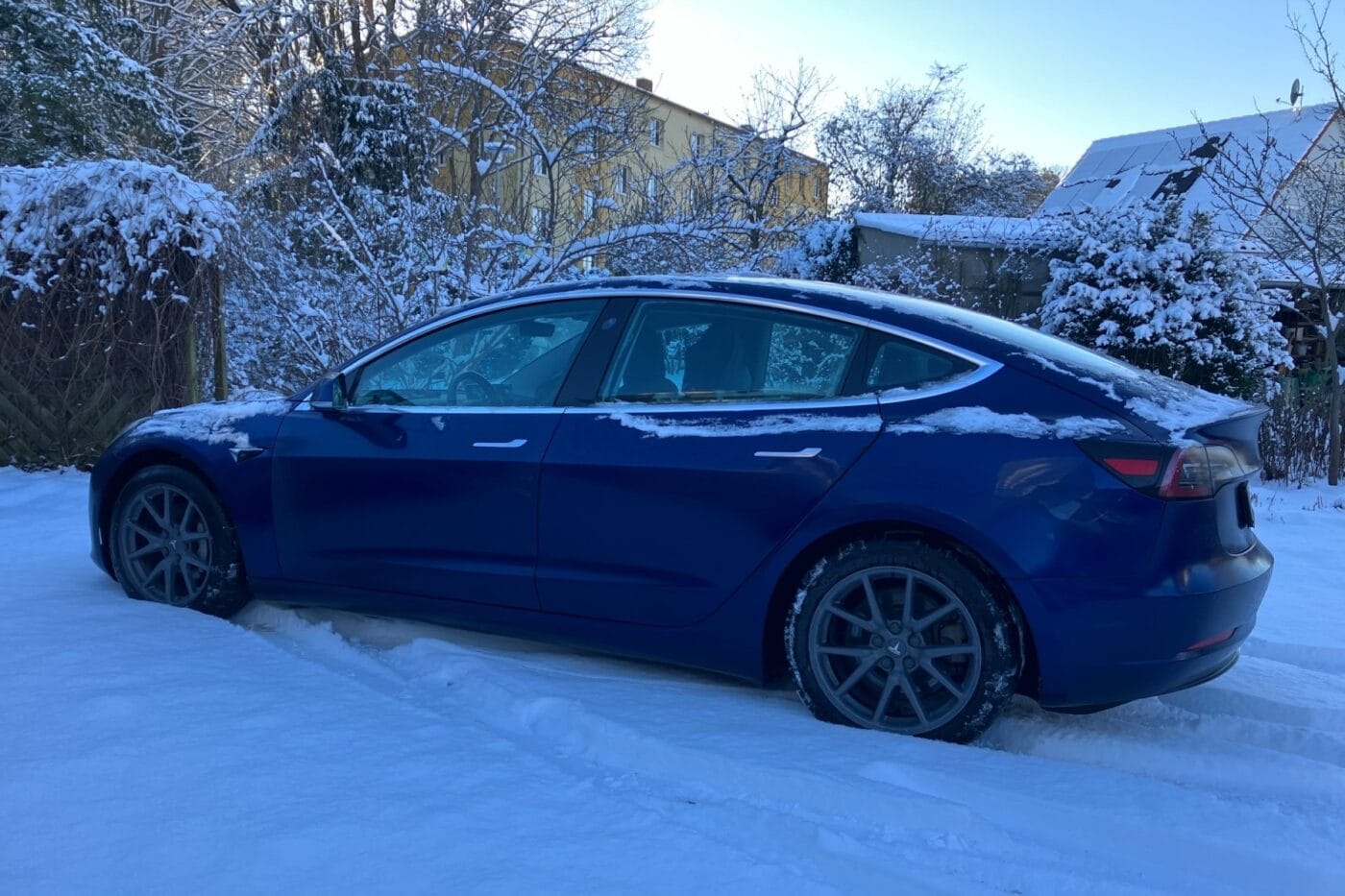 Tesla model schnee snow winter min
