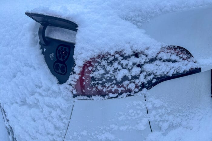 Tesla model y sebastian schaal winter schnee
