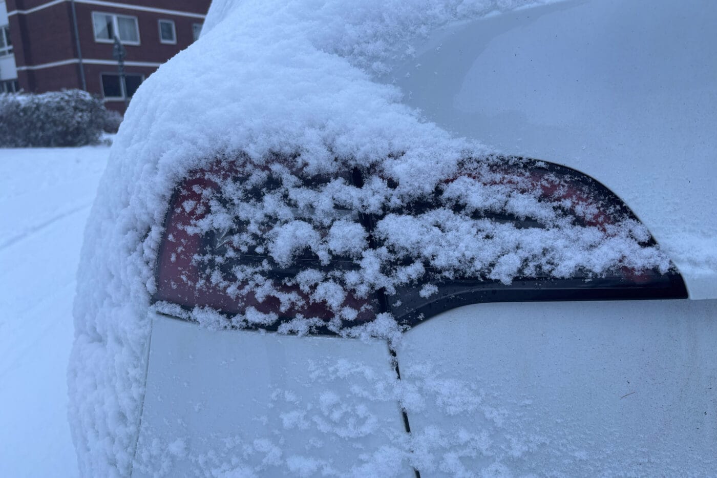 Tesla model y sebastian schaal winter schnee