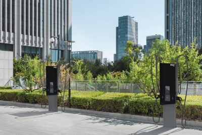 Eon drive laden am arbeitsplatz ladestation