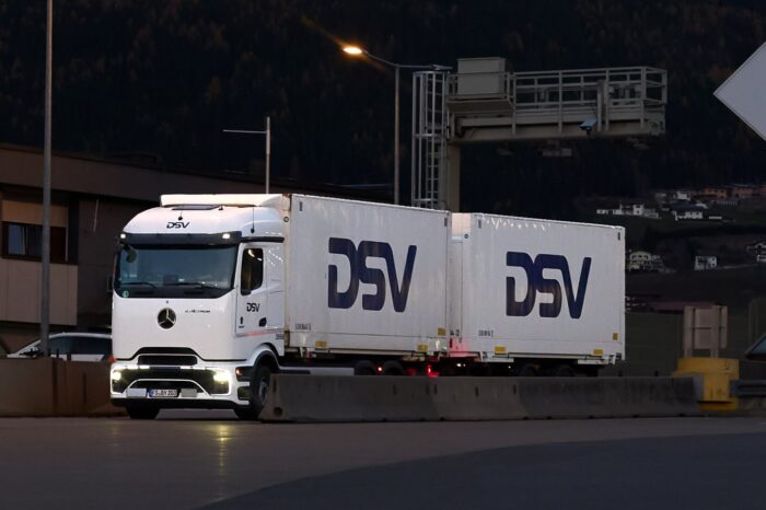 Daimler truck mercedes benz eactros e lkw electric truck dsv