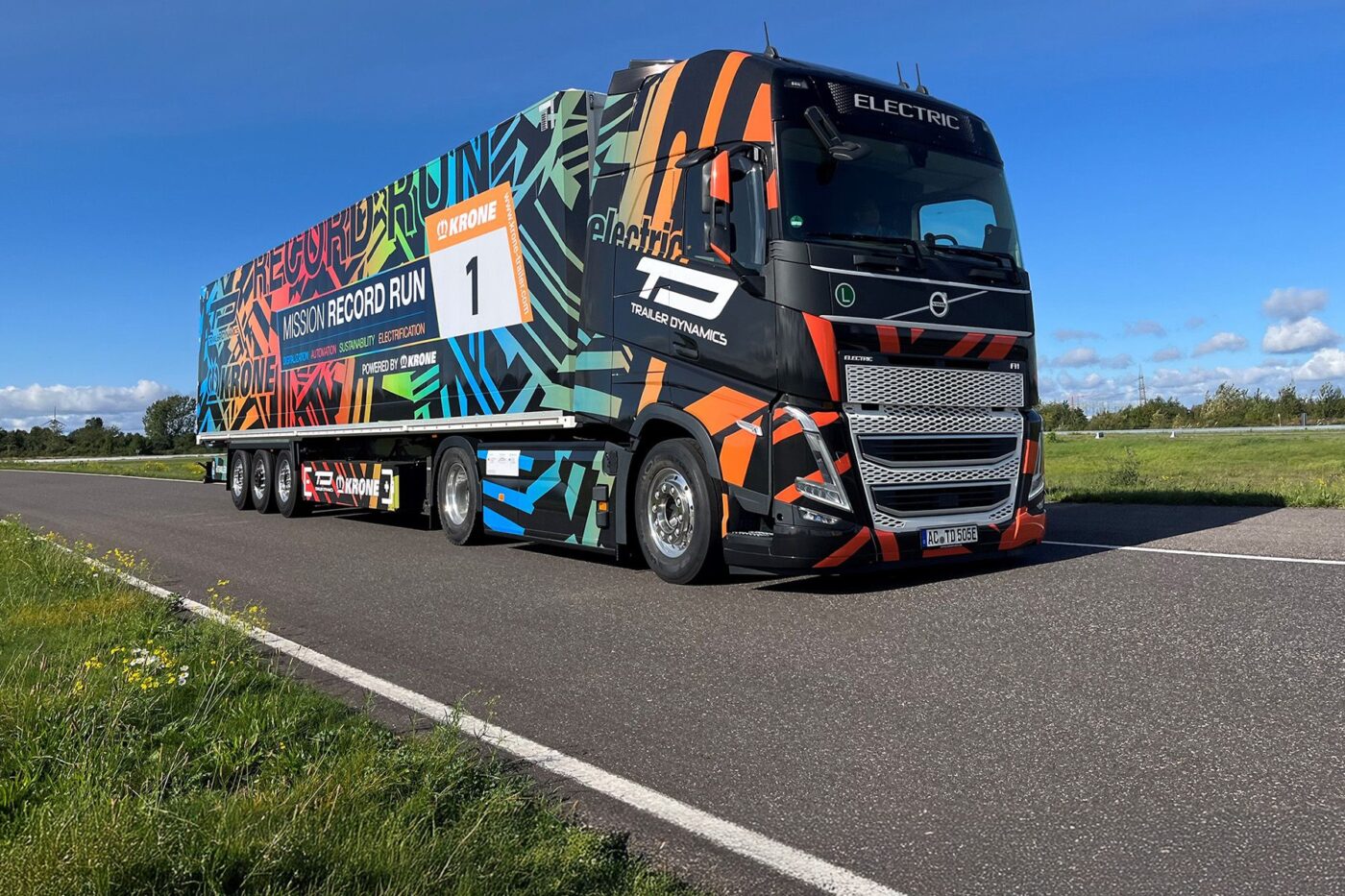 Volvo fh electric e lkw electric truck trailer dynamics hintergrund background min