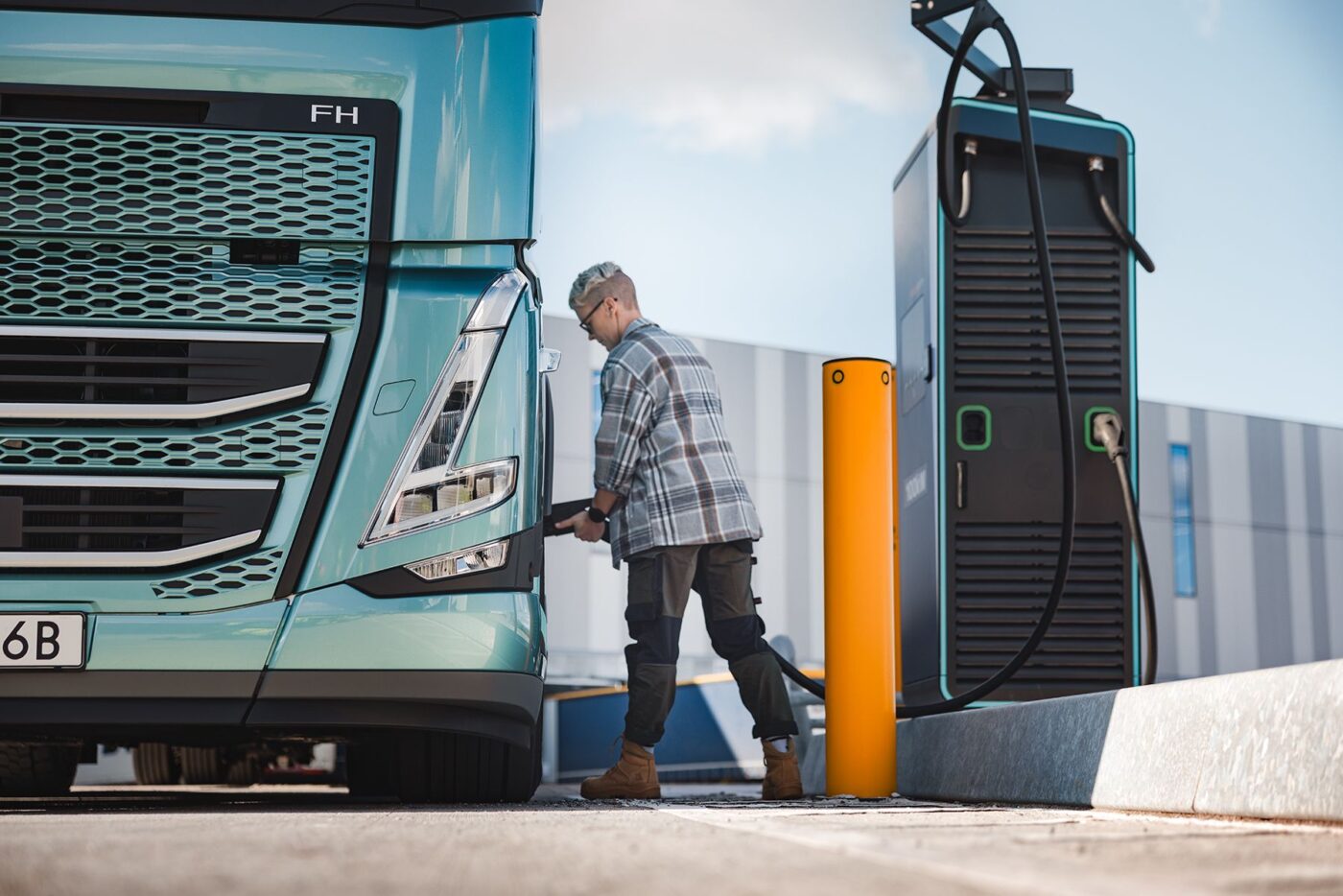 Volvo trucks fm electric my e lkw electric truck ladestation charging station min