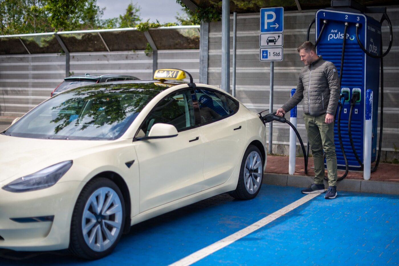 Aral pulse taxi tesla model