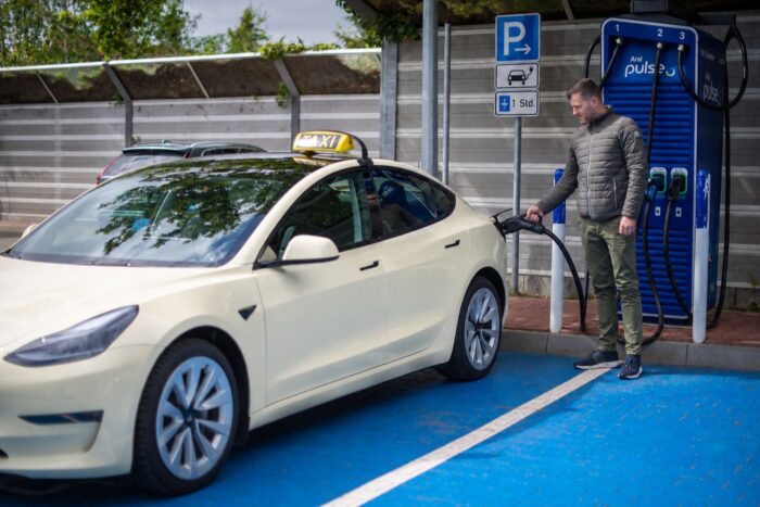 Aral pulse taxi tesla model