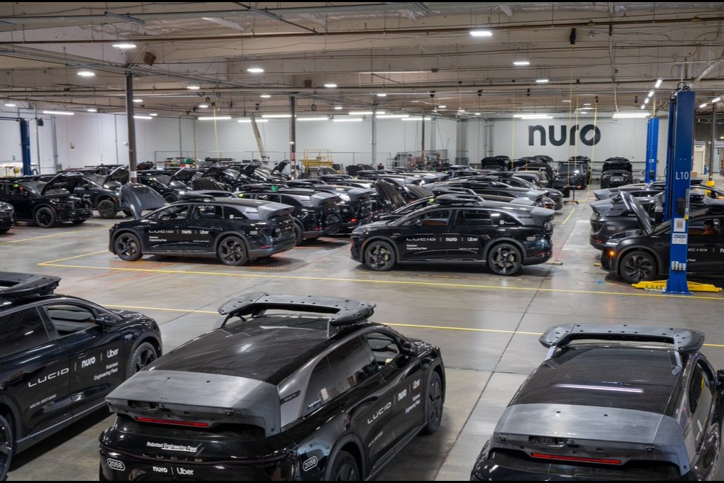 Nuro lucid gravity uber robotaxi testflotte