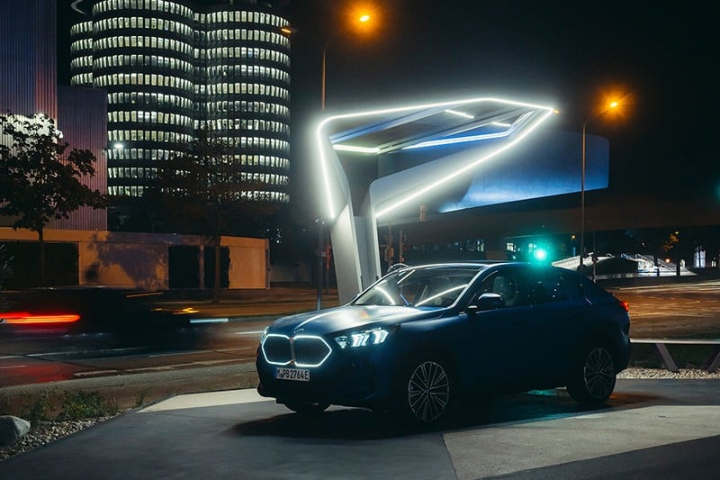 Stromspendende-Lichtb-ume-vor-der-M-nchner-BMW-Welt-