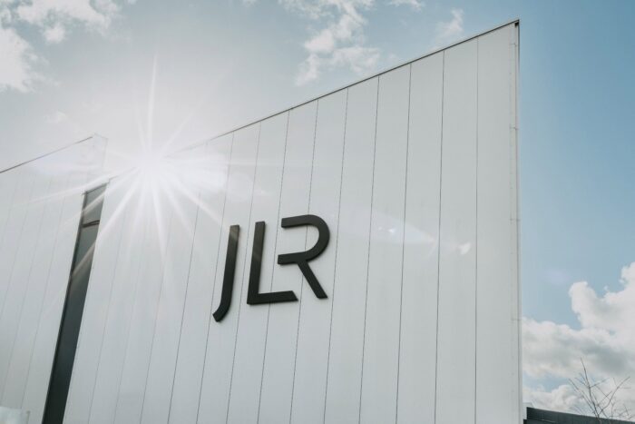 Jlr logo auf fabrik