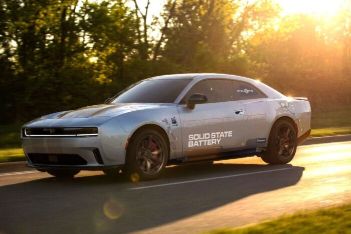 Stellantis factorial entwicklungsfahrzeug feststoff akku dodge charger daytona